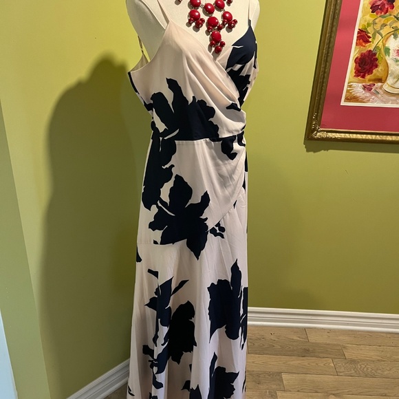 Long flowing wrap dress - Picture 3 of 4